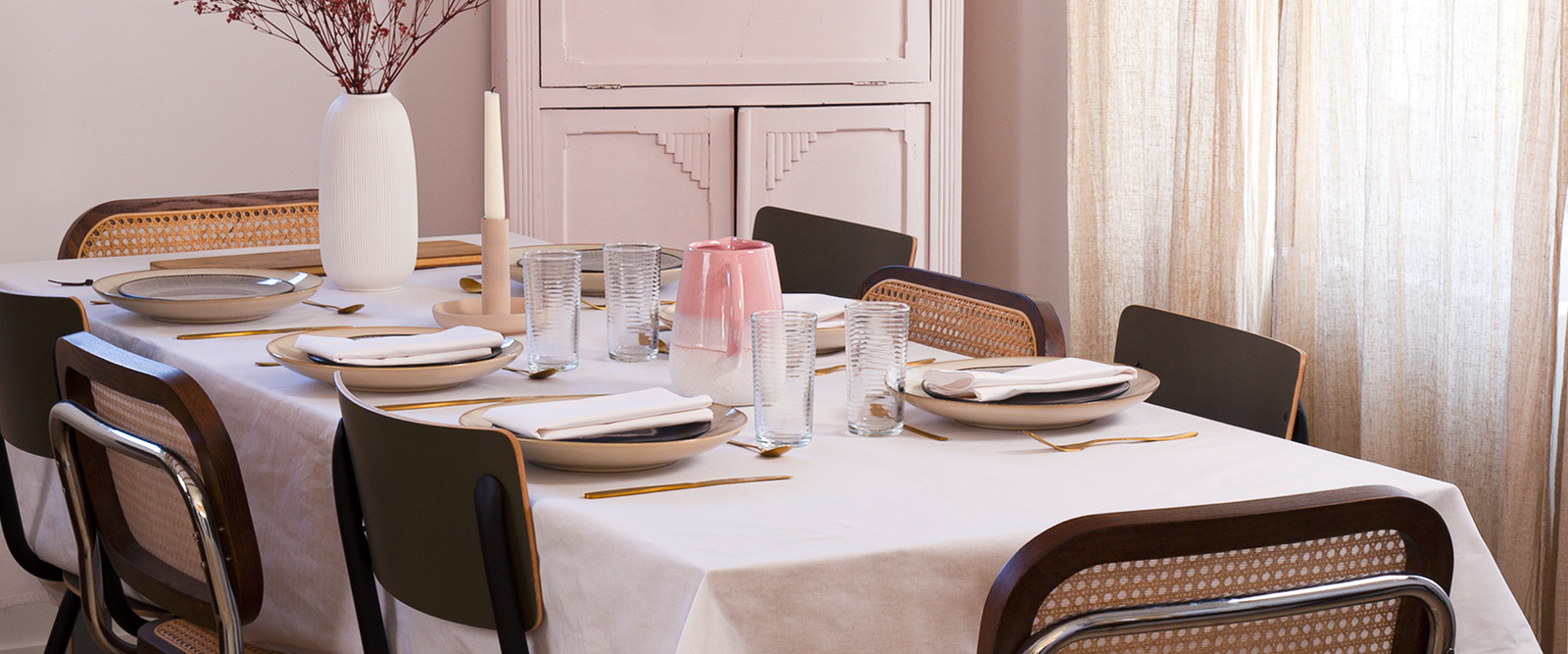 Créer une table élégante avec des nappes et serviettes assorties