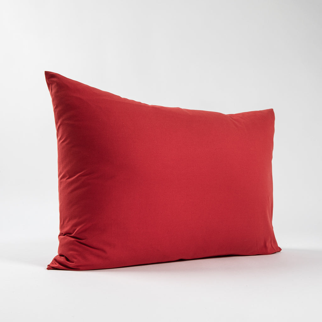 Taie d'oreiller rectangulaire en coton 57 fils/cm² rouge tissée en France - Made in France - Dejorine