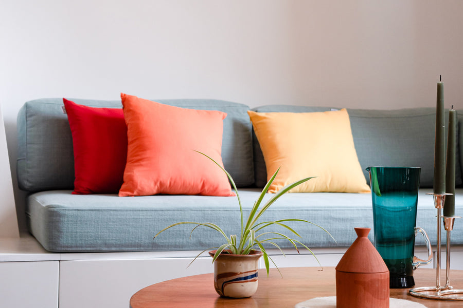 8 conseils pour accessoiriser votre canapé avec des coussins tendance