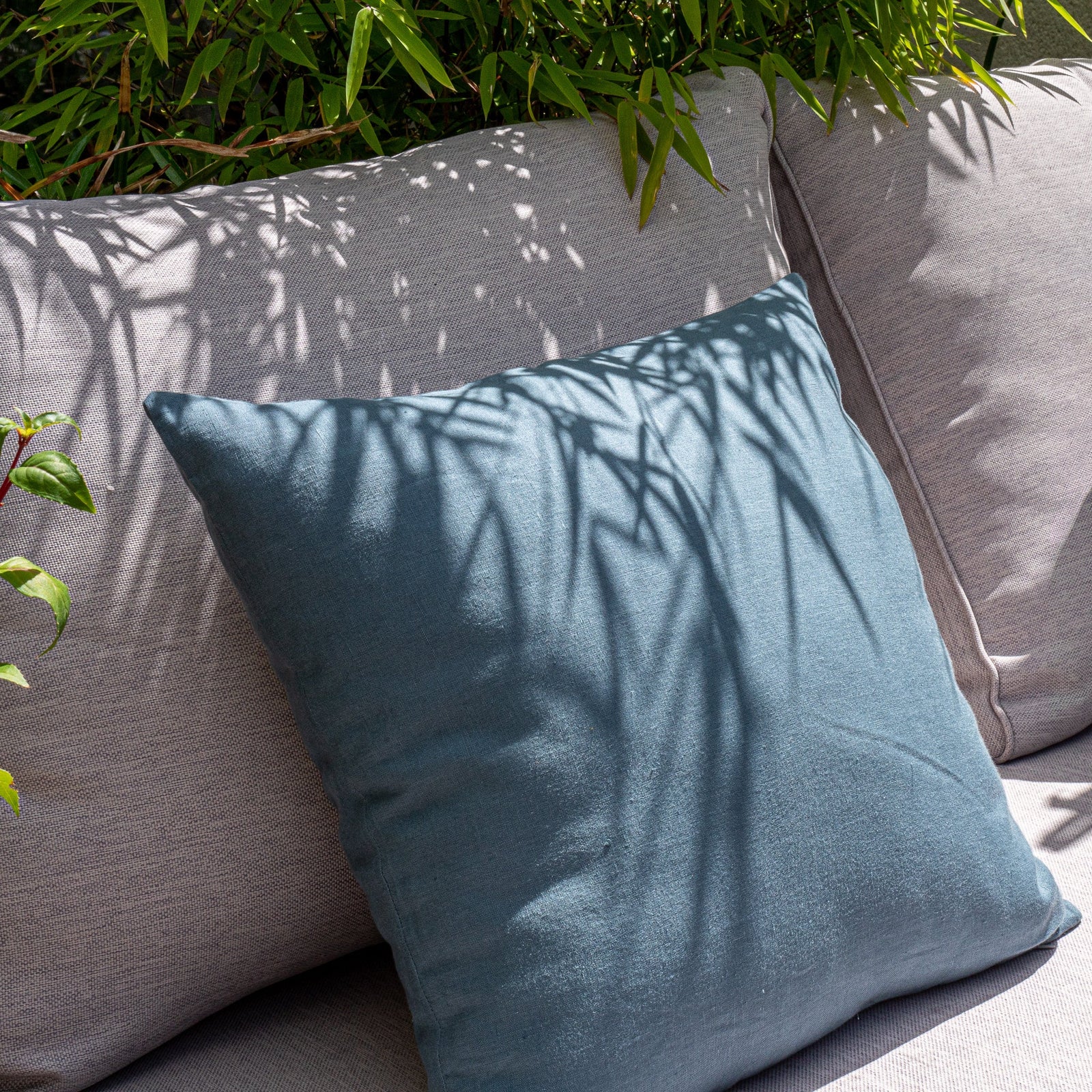 Dejorine - Housse de coussin en Lin lavé - Teinte Bleu Niagara - Couleur Bleu